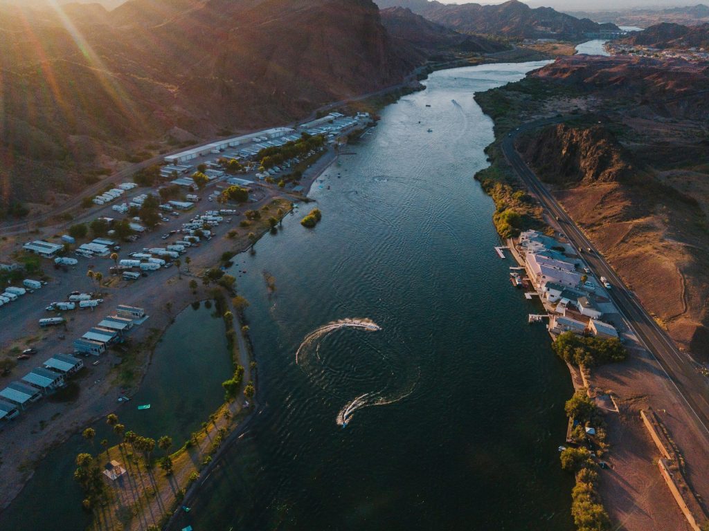 Boat ramps in Arizona with public launch points, desert lake access, maps, and nearby parking info.